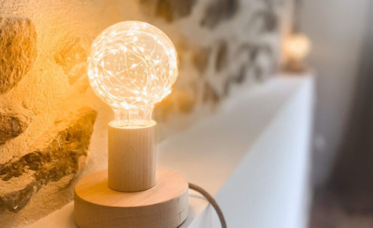 Dekorativna stolna lampa s drvenim postoljem i žaruljom s LED svjetlosnim nitima