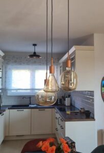 Moderna LED žarulja E27 Cone 140 8,8W 2200K dimabilna pruža toplo i ugodno svjetlo, savršeno za moderne lustere, blagovaonice i industrijske interijere. S impresivnim promjerom od 140 mm, idealna je za dekorativnu rasvjetu u domovima, restoranima i hotelima. Dio kolekcije s još dva oblika, omogućuje dizajniranje jedinstvenih rasvjetnih kompozicija. Kupite najbolju modernu LED žarulju toplog svjetla na www.duma-hr.life.
