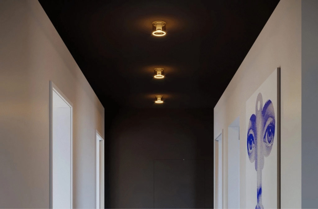Hodnik s modernim stropnim lampama