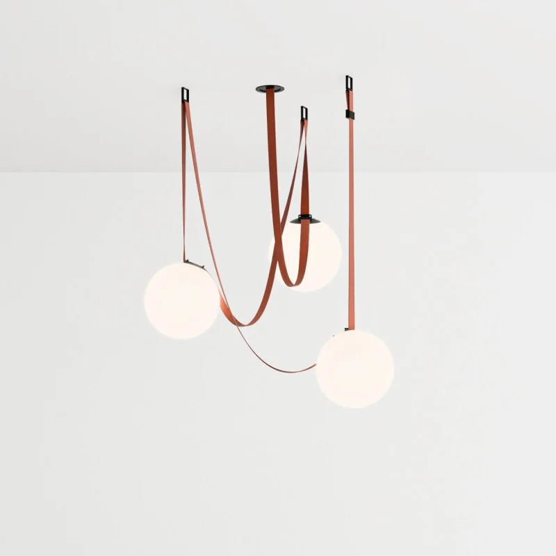 BELTY moderan viseći luster s tri kuglaste lampe na remenu.
